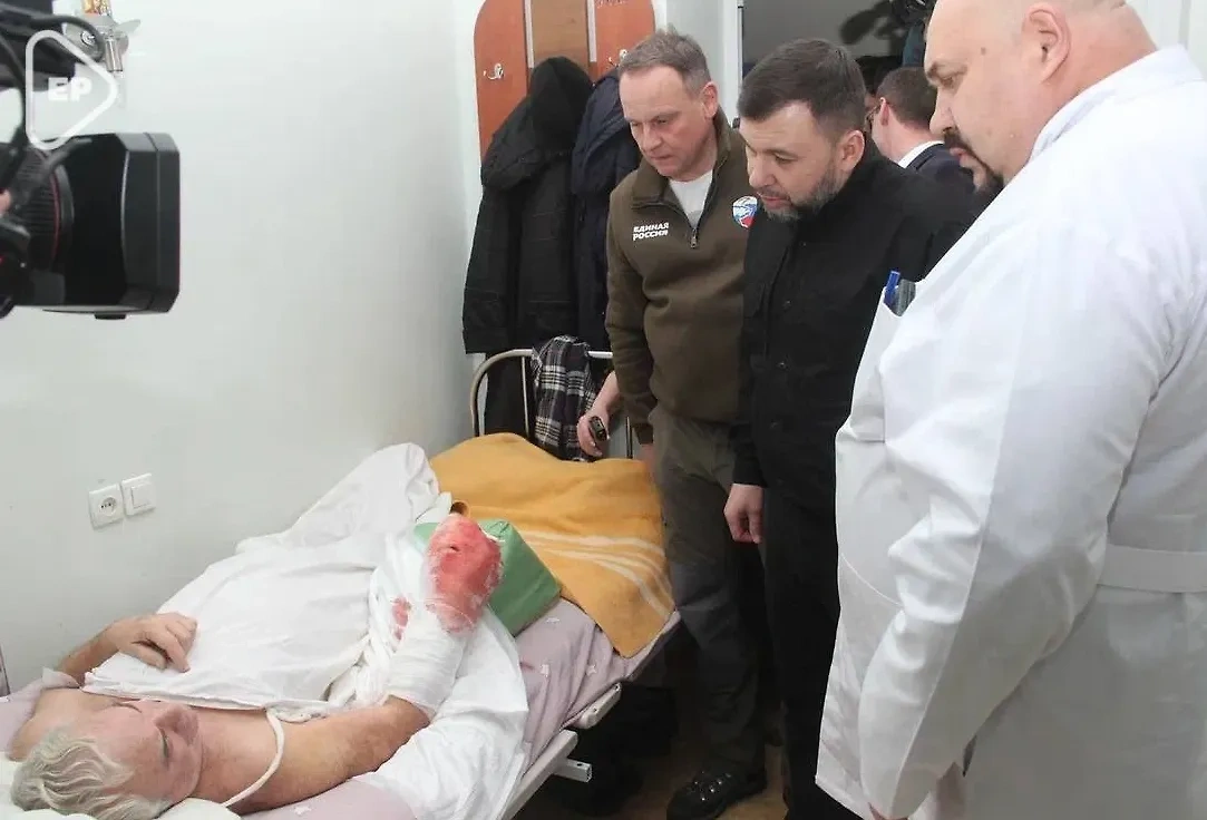 Представители "Единой России" и глава ДНР Денис Пушилин навестили в больнице раненных во время обстрела Донецка. Фото © t.me / Единая Россия. Официально
