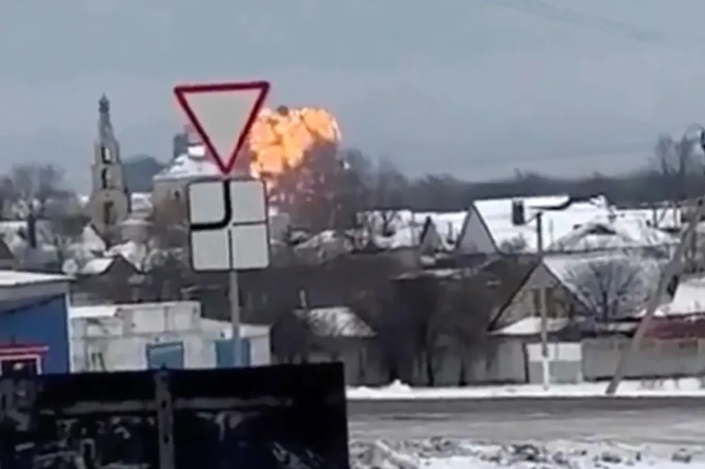 Военный самолёт Ил-76 потерпел крушение в Белгородской области. Фото © ТАСС / Validated UGC video via AP