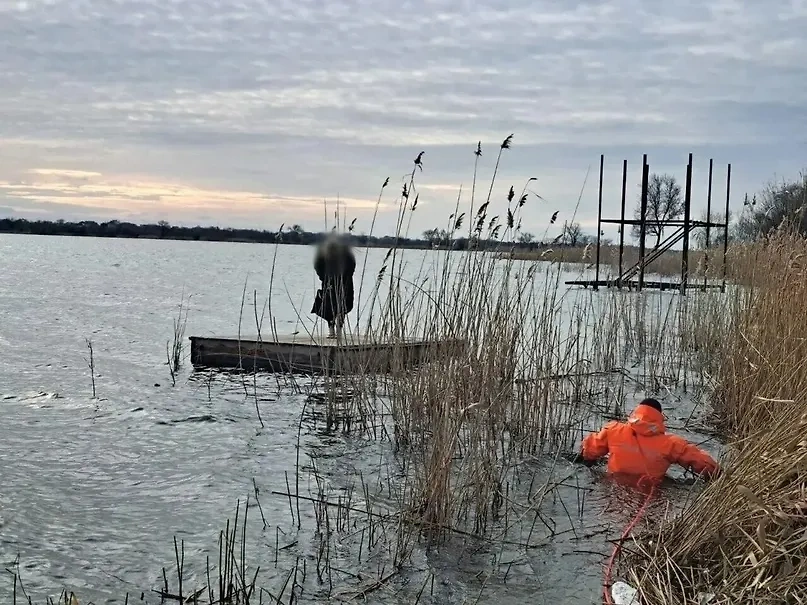 В Крыму спасли унесённую на плоту любительницу селфи. Обложка © ВК / МЧС Республики Крым