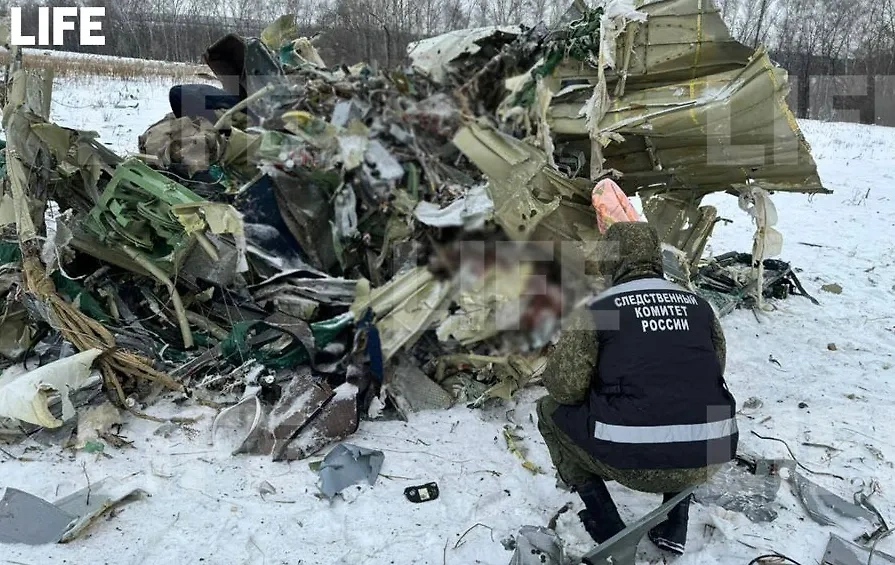 Сотрудники правоохранительных органов работают на месте катастрофы Ил-76. Фото ©  LIFE