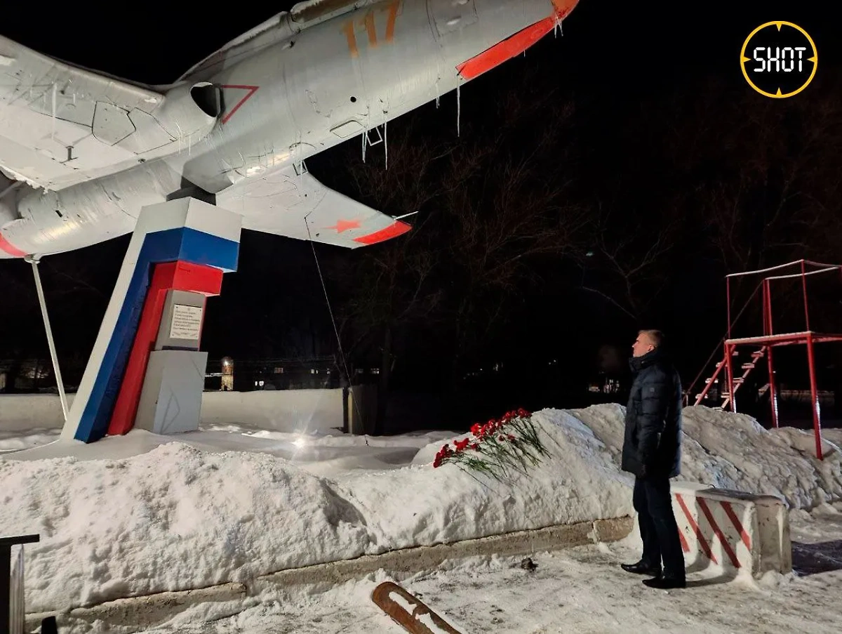 Стихийный мемориал в Оренбурге в честь погибших при крушении Ил-76 лётчиков. Фото © Telegram / SHOT
