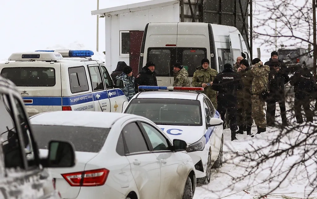 Обстановка у места крушения самолёта Ил-76 в Белгородской области. Фото © ТАСС / Павел Колядин