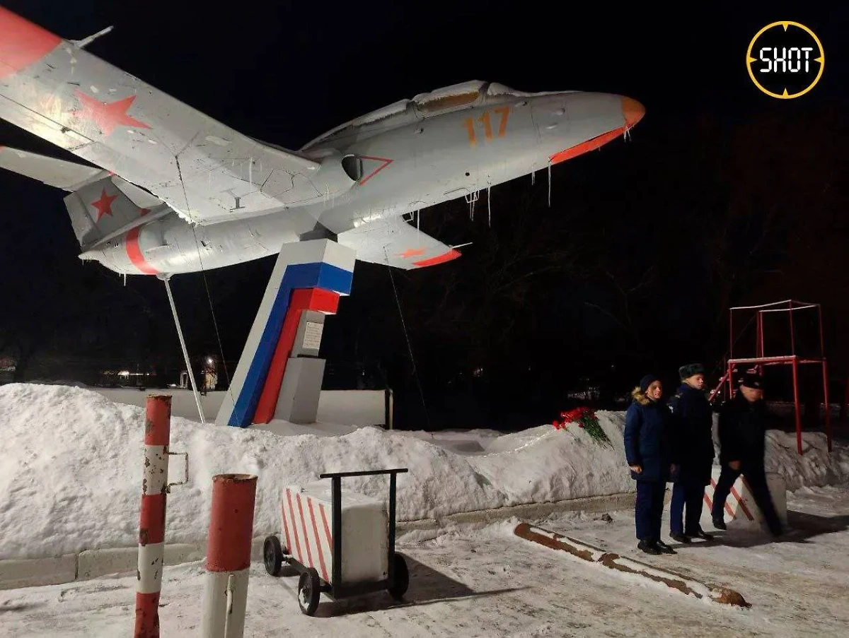 Стихийный мемориал в Оренбурге в честь погибших при крушении Ил-76 лётчиков. Обложка © Telegram / SHOT