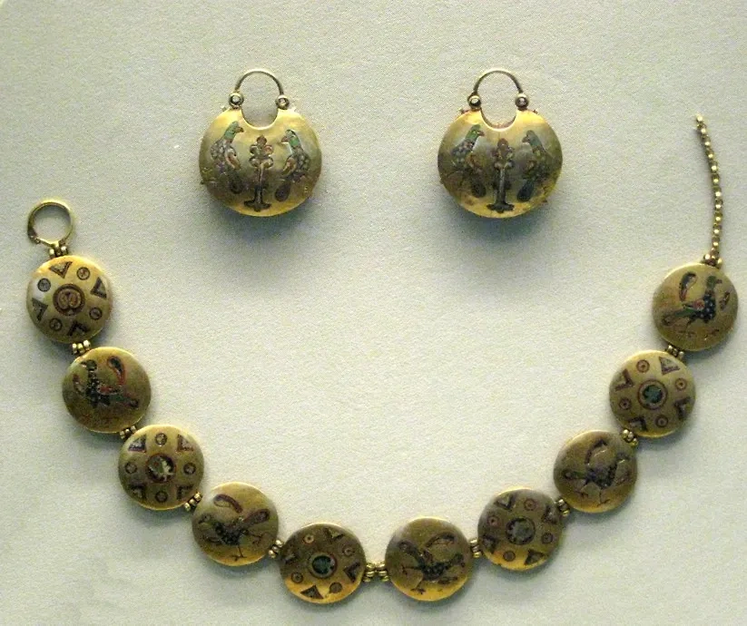 Славянские колты — украшение с символами плодородия. Фото © Wikipedia / shakko