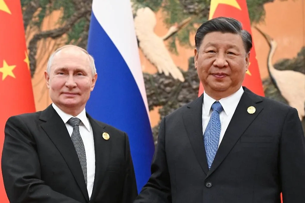 Президент РФ Владимир Путин и лидер КНР Си Цзиньпин. Обложка © ТАСС / POOL / Сергей Гунеев