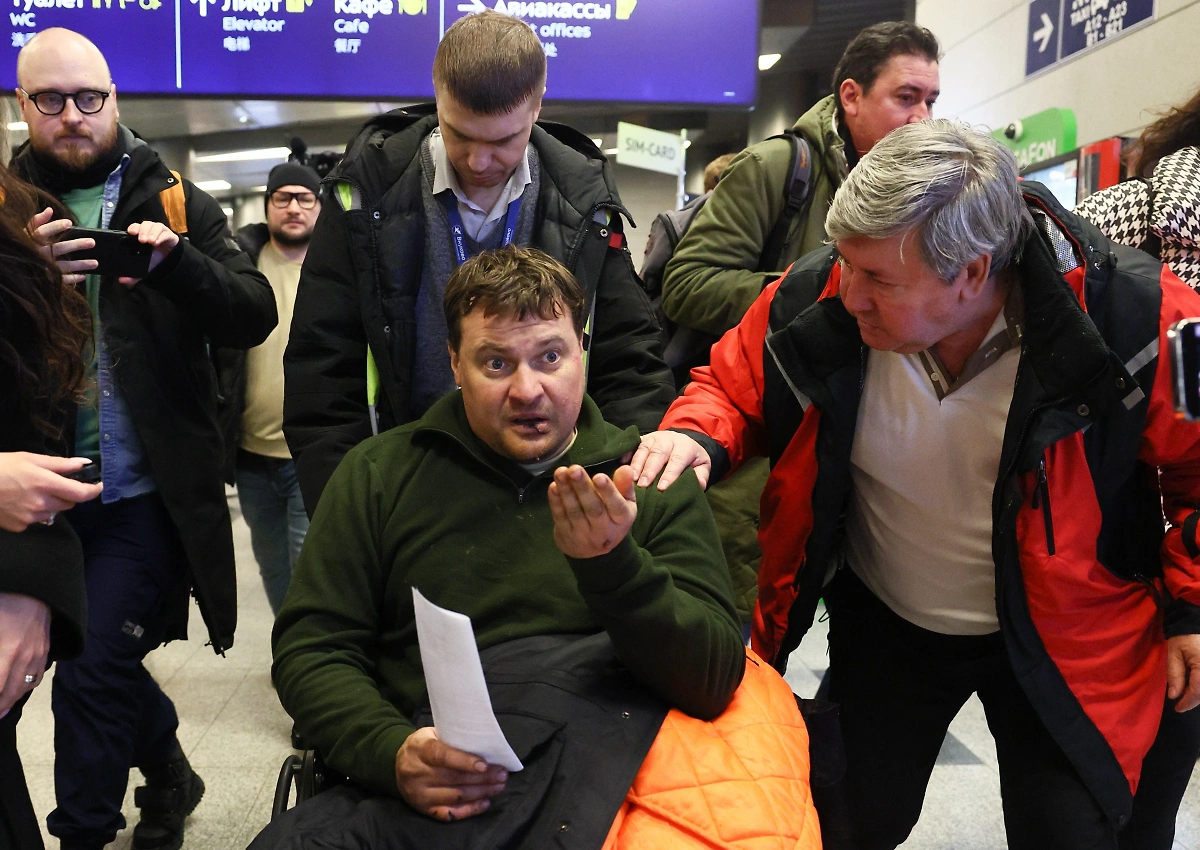 Дмитрий Беляков после возвращения в Москву. Обложка © ТАСС / Сергей Бобылёв