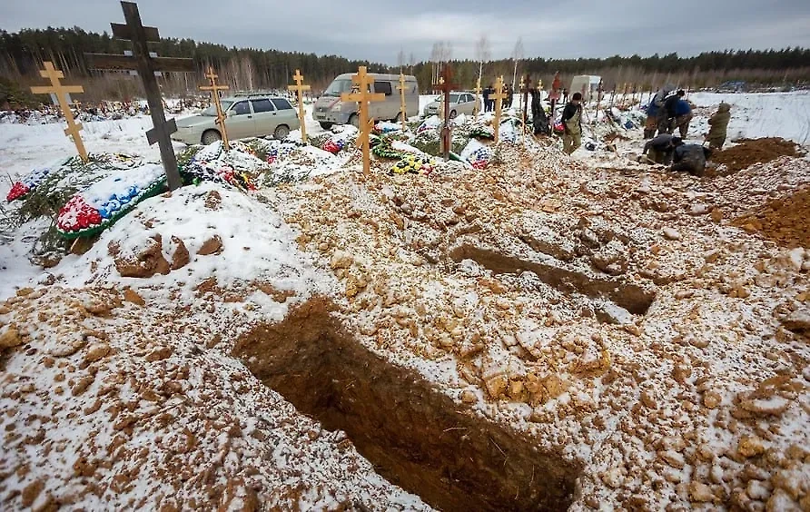 Дети два дня копали могилу для скончавшейся матери в ХМАО. Обложка © t.me / Новости Югры