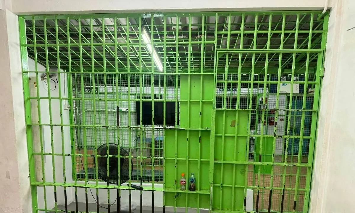 Миграционная тюрьма, в которую попала группа "Би-2". Фото © Facebook (соцсеть запрещена в РФ, принадлежит корпорации Meta, которая признана в РФ экстремистской) / "Би-2 / B-2"