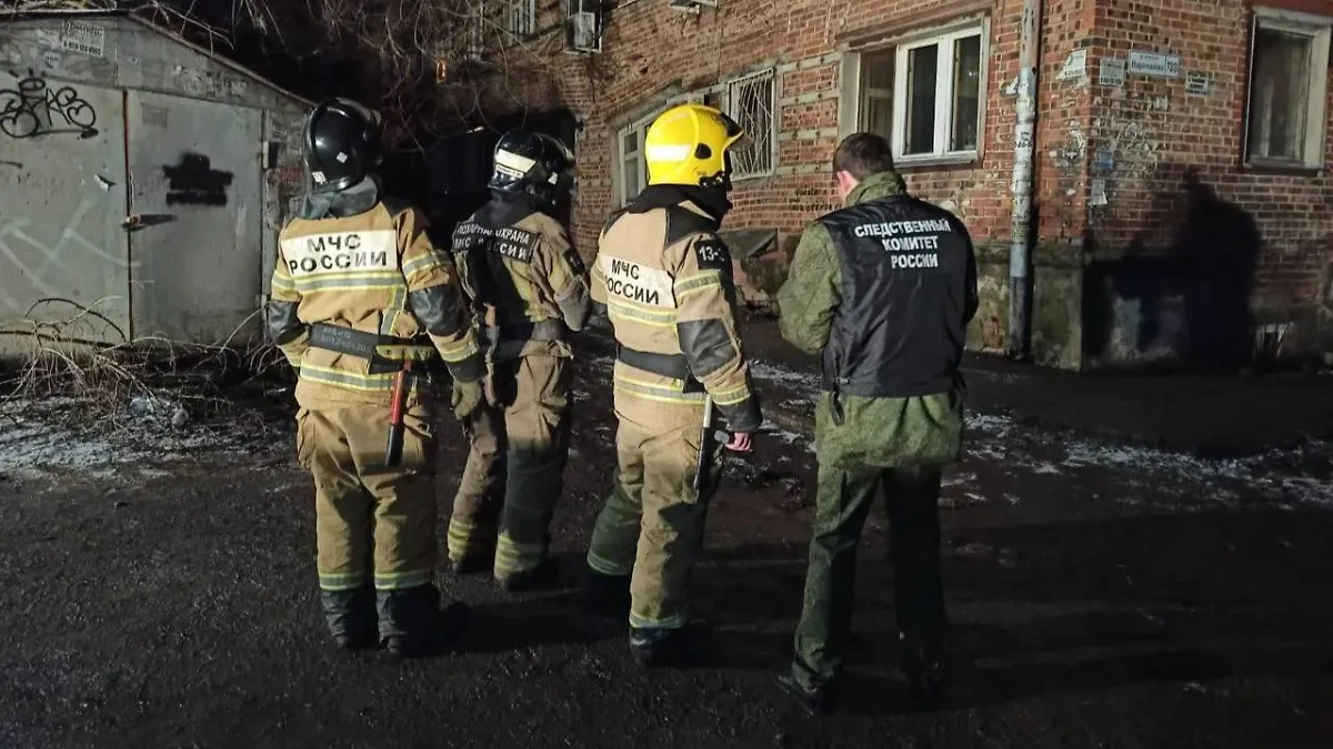 Спасатели и следователь на месте обрушения части дома в Ростове-на-Дону. Обложка © Telegram / Ростовский Следком