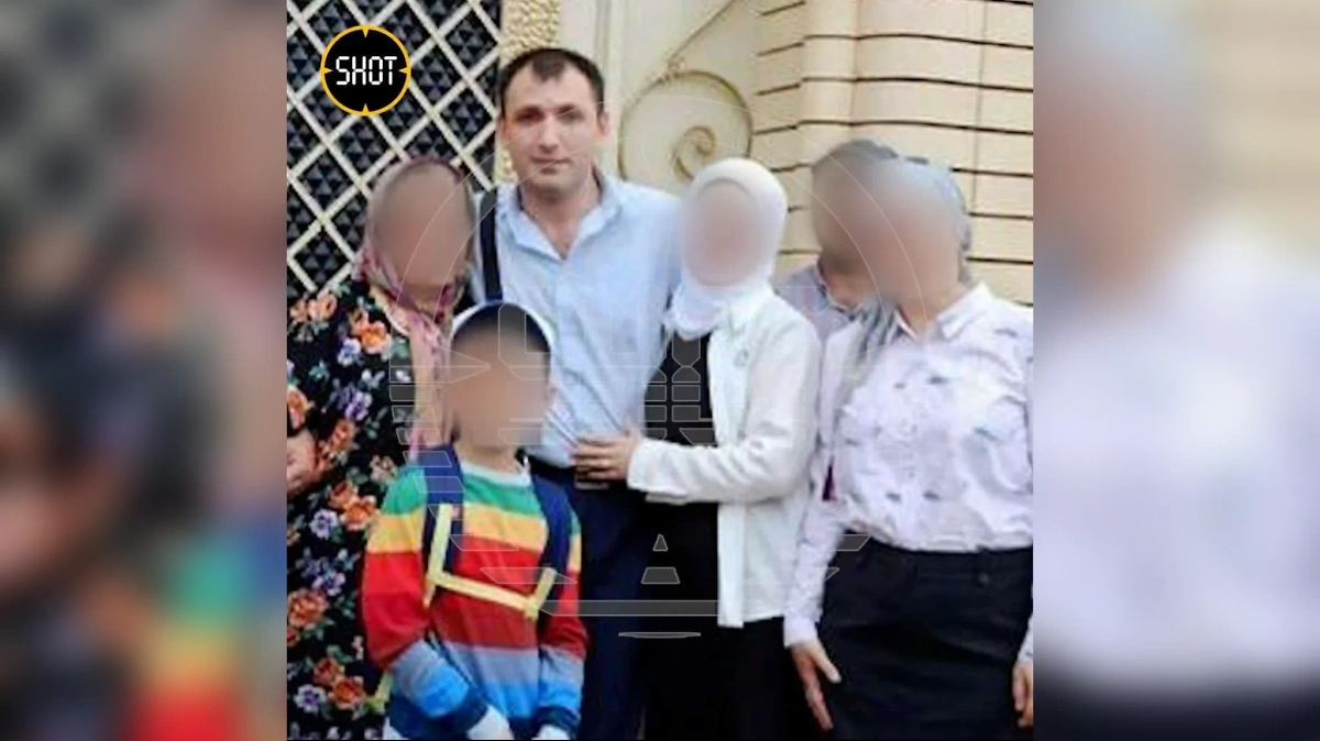 Умар Татриев с семьёй. Фото © Telegram / SHOT