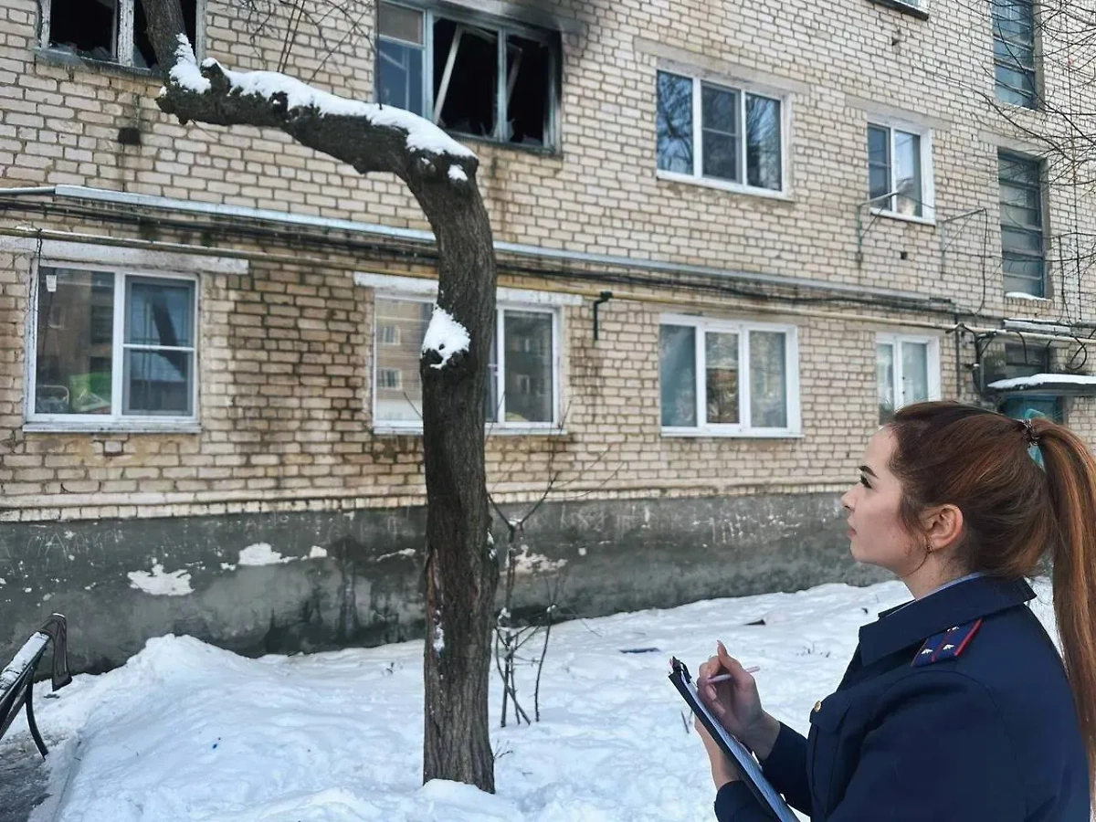 Сотрудница Следственного комитета на месте смертельного пожара в Волгоградской области. Обложка © Telegram / Следком_34