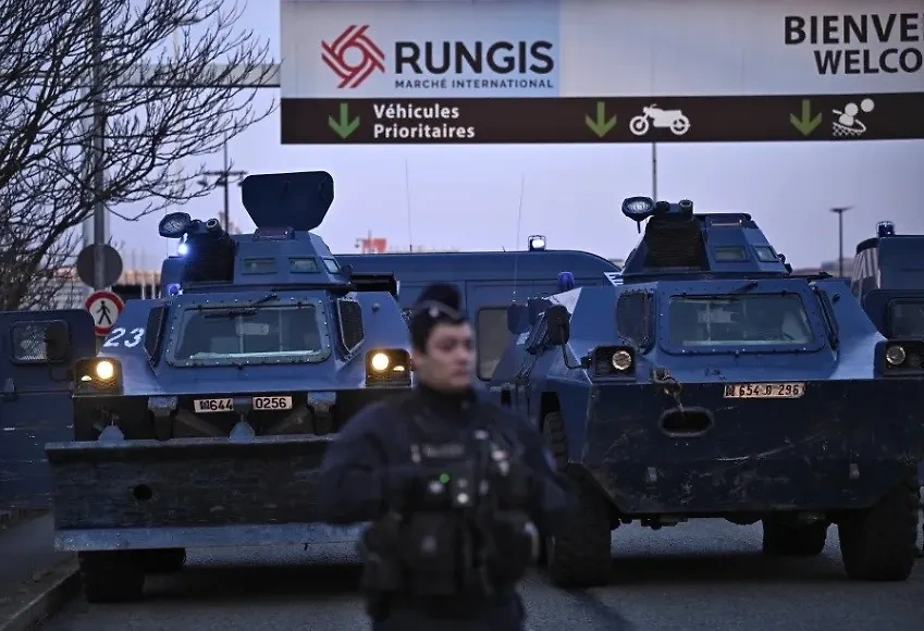 Во Франции полиция готовит кордоны перед протестом фермеров. Обложка © Twitter / Rusif Huseinov