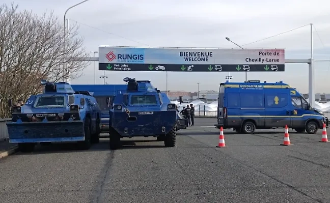 Во Франции полиция готовит кордоны перед протестом фермеров. Фото © Twitter / foobiker