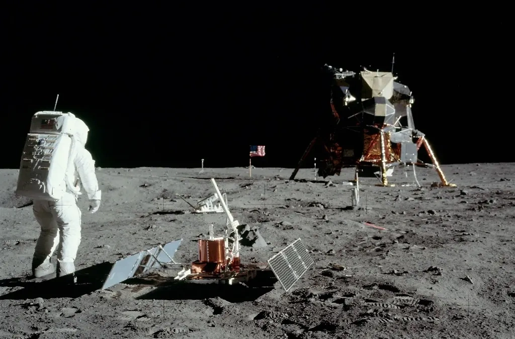 Астронавт Базз Олдрин возле установленной на Луне сейсмической станции. Фото © Moon.nasa.gov