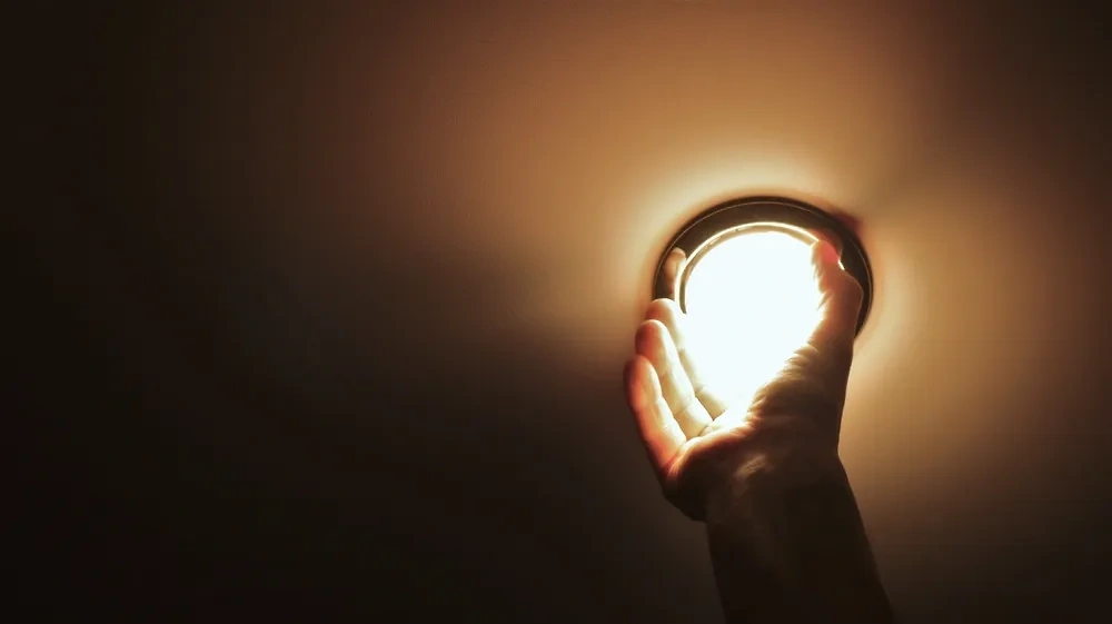 Почему в квартире часто мигает и перегорает лампочка — знаки и намёки судьбы. Фото © Shutterstock