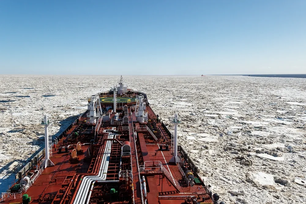 Во льдах Охотского моря застрял российский танкер. Обложка © Shutterstock