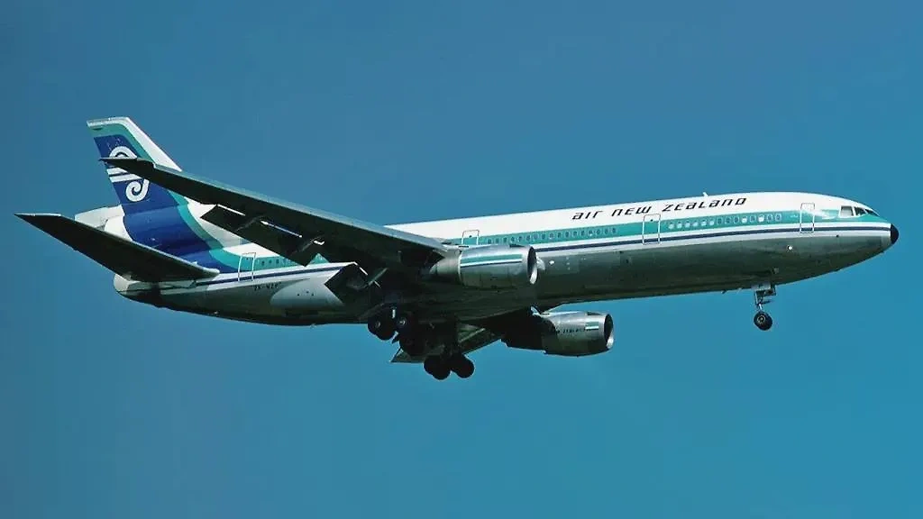 Ένα DC-10 της Air New Zealand δύο χρόνια πριν συντριβεί στην Ανταρκτική. Φωτογραφία © Wikimedia Commons / Eduard Marmet