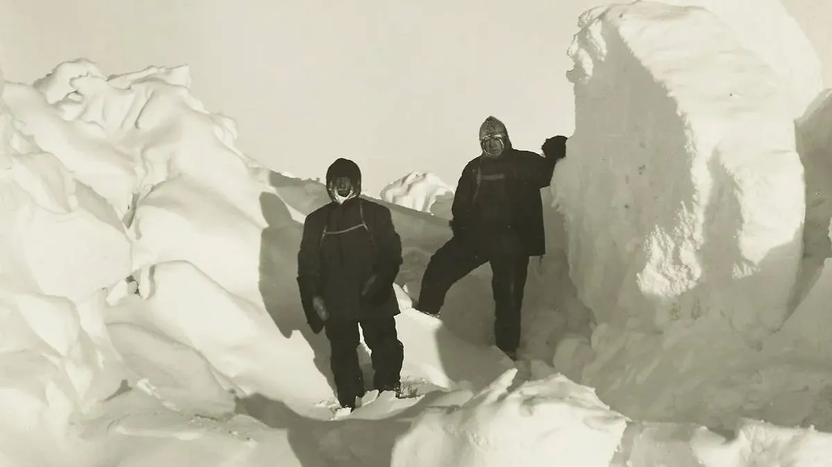 Сэр Эрнест Шеклтон (слева), последний исследователь "героического века" Антарктики. Снимок сделан во время его второй экспедиции, когда вся команда оказалась в ледяном плену. Фото © Wikimedia Commons / Frank Hurley