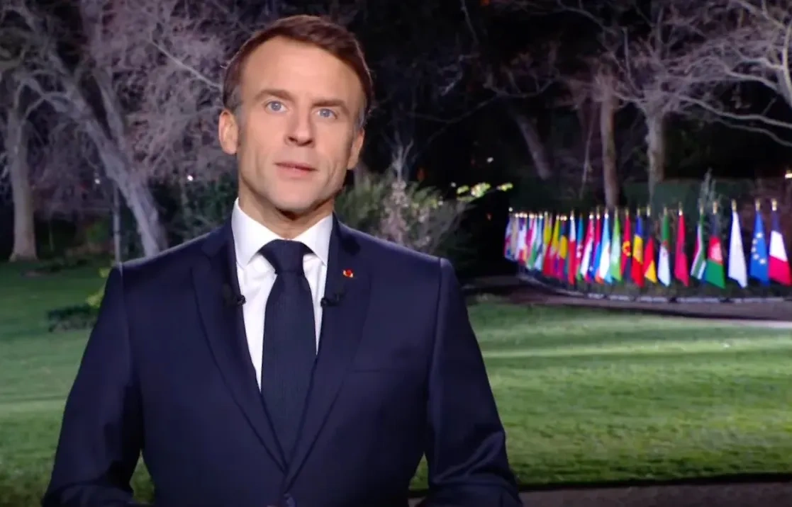 Кадр из новогоднего обращения Эмманюэля Макрона. Обложка © YouTube / Emmanuel Macron