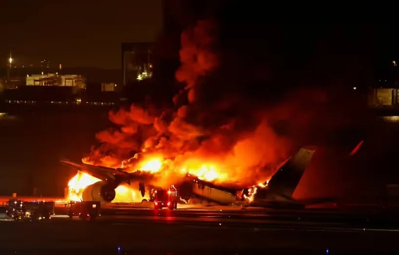В аэропорту Токио загорелись оба самолёта после столкновения на полосе. Обложка © X (Twitter) / Star Welly