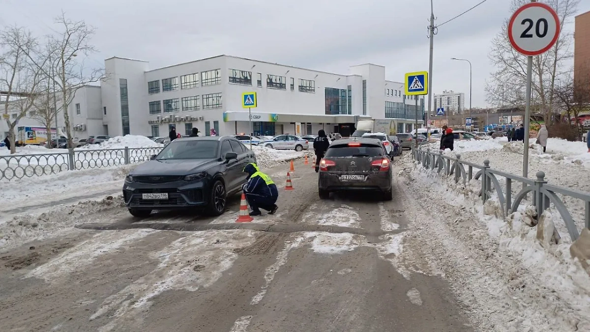 Место ДТП в Екатеринбурге, где водитель переехал ребёнка. Обложка © t.me / ГИБДД Екатеринбурга