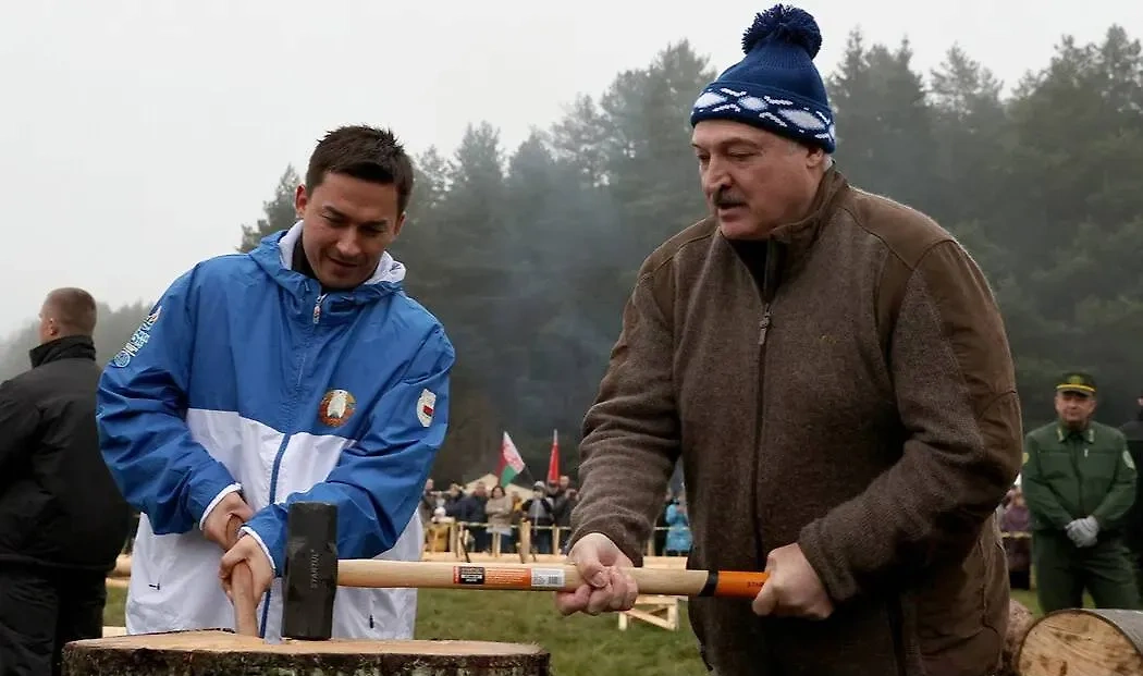 Лукашенко на чемпионате по колке дров. Обложка © Сайт президента Белоруссии