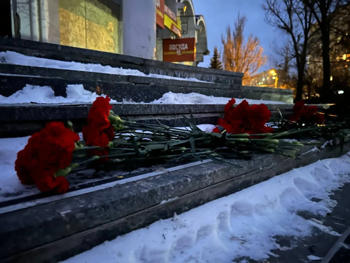 Жители Донецка несут цветы к месту гибели людей на рынке в микрорайоне "Текстильщик", которые стали жертвами чудовищного обстрела со стороны ВСУ. Обложка © T.me / Типичный Донецк