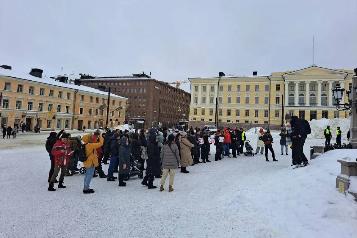 Кадр с марш-митинга в Хельсинки. Обложка © Telegram / Граница Финляндии: петиции, митинги за открытие КПП