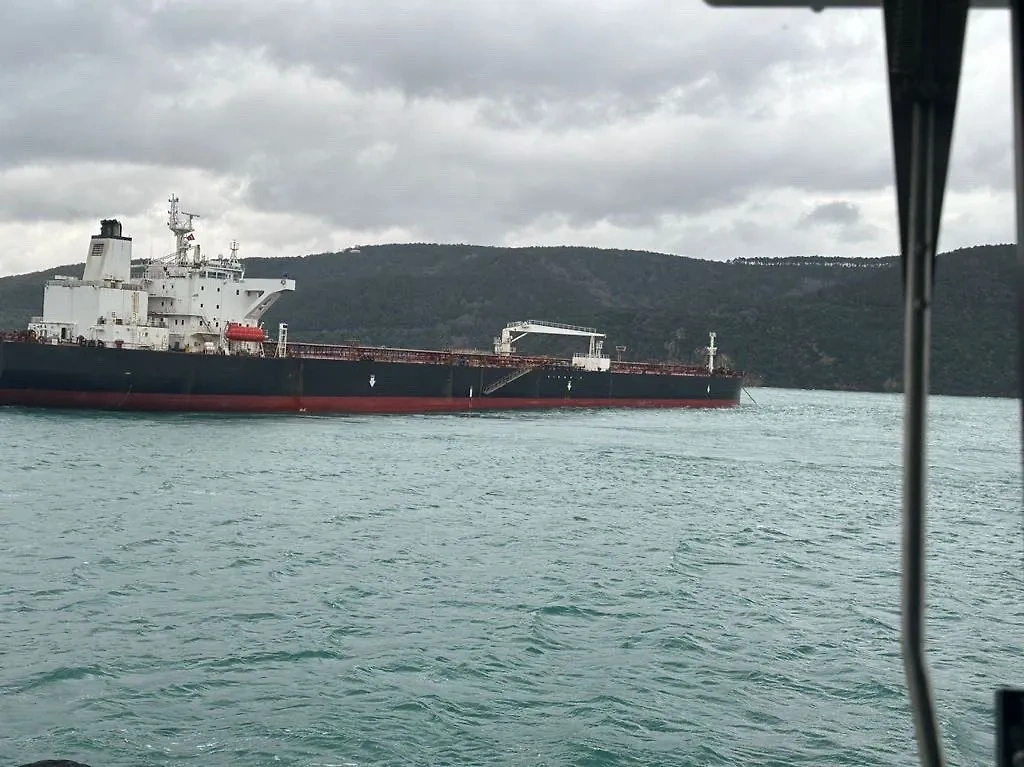 Нефтяной танкер заблокировал движение в Босфоре. Обложка © EHA MEDYA