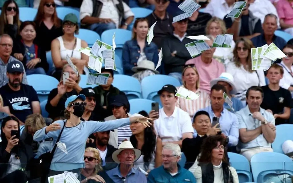 Пропалестинская активистка прервала матч Зверева и Норри на Australian Open. Обложка © Reuters / Eloisa Lopez