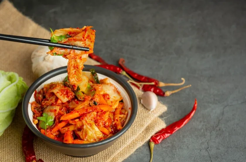 Кимчи — это блюдо корейской кухни, представляющее собой ферментированные и остро приправленные овощи. Фото © jcomp / freepik 