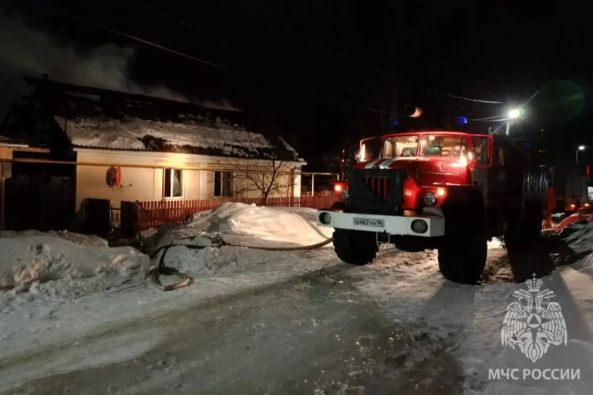 Пожарная машина у дома в Невьянске, где погибли отец и сын. Обложка © Telegram / МЧС Свердловской области