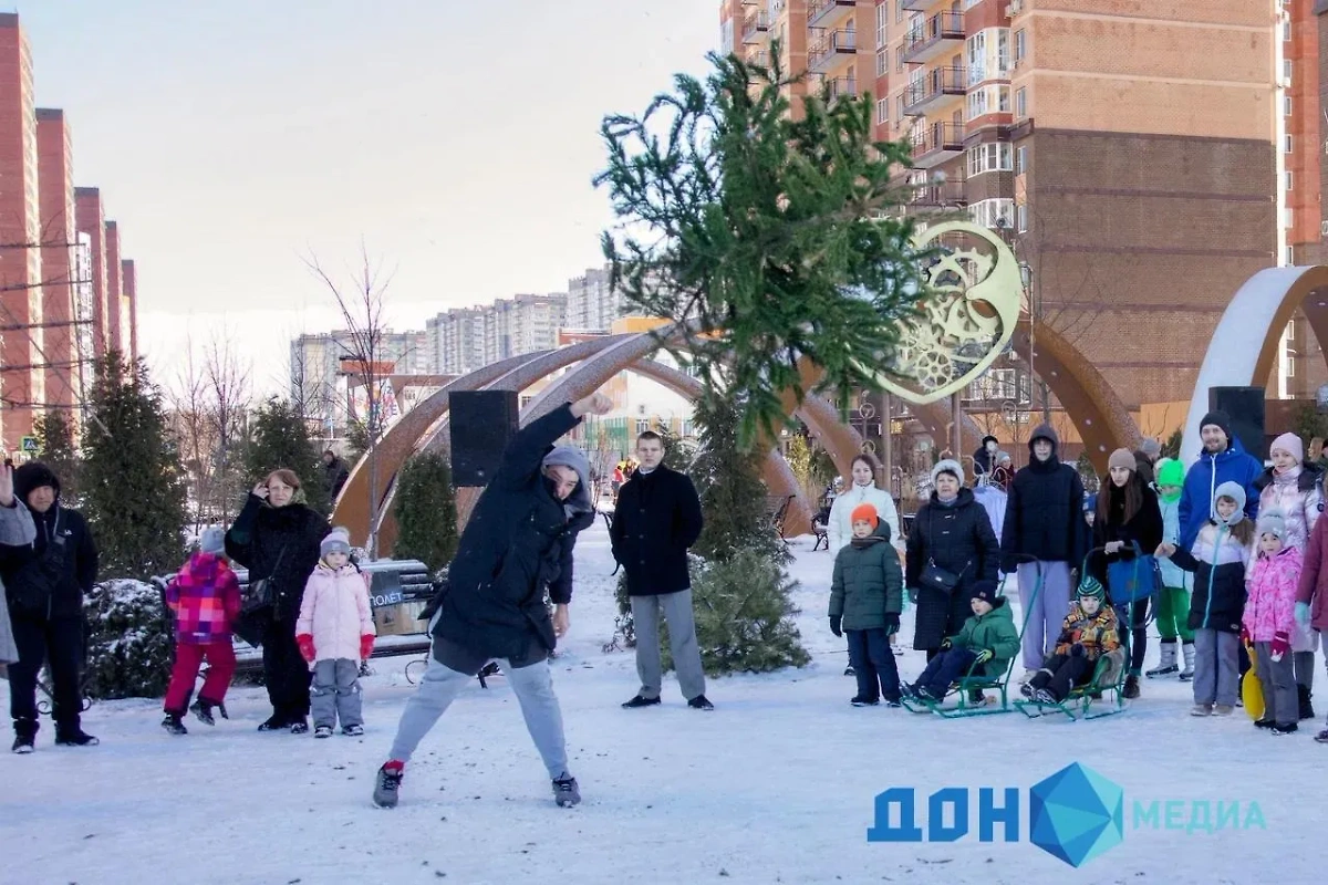 В Ростове-на-Дону прошёл чемпионат по метанию ёлок. Фото © Никита Юдин / don24.ru / АО "Дон-медиа"