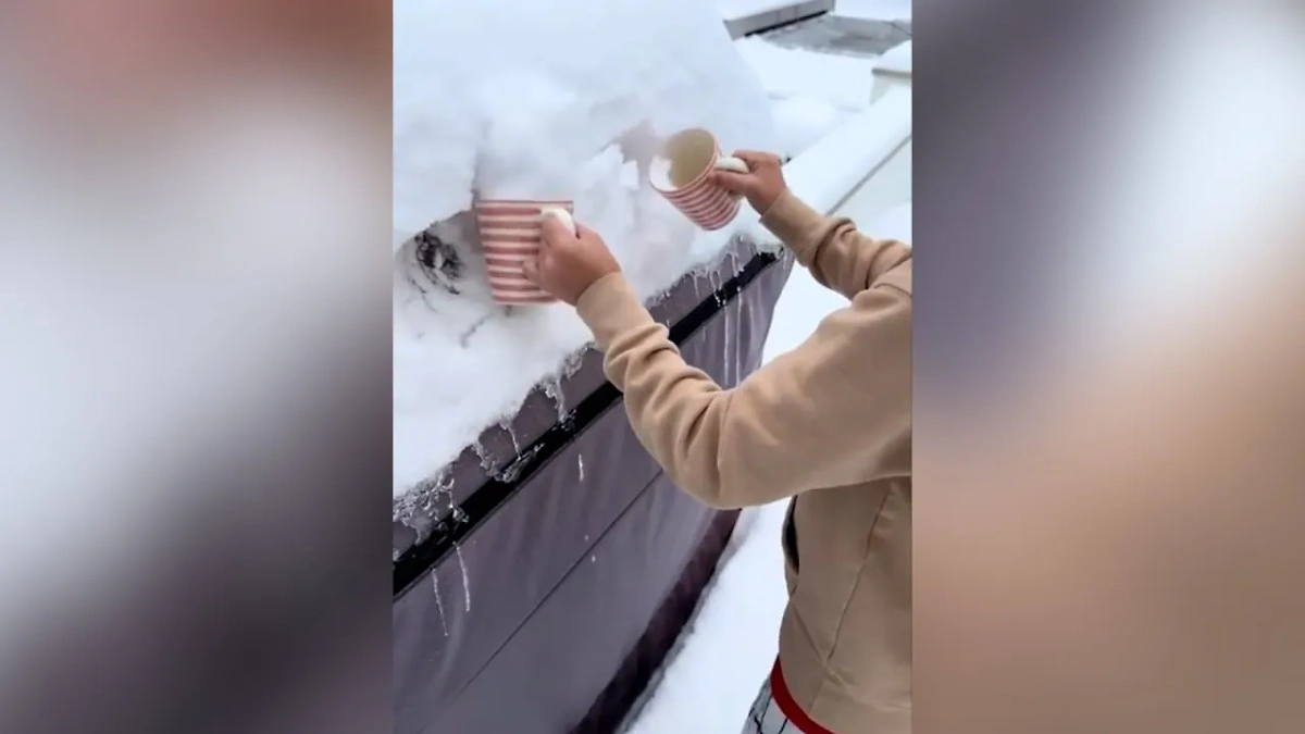Актриса Риз Уизерспун сделала кофе, используя воду из снега. Видео © Instagram (соцсеть запрещена в РФ; принадлежит корпорации Meta, которая признана в РФ экстремистской) / reesewitherspoon