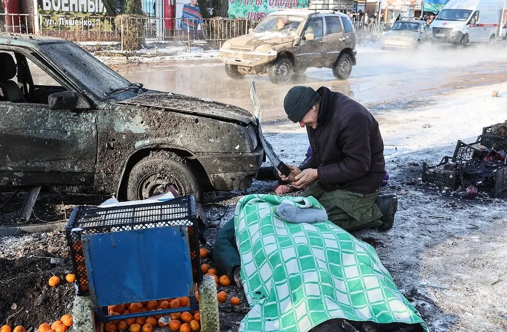 Россия. ДНР. Донецк. Мужчина на территории рынка "Меркурий" после обстрела. Фото © ТАСС / Дмитрий Ягодкин