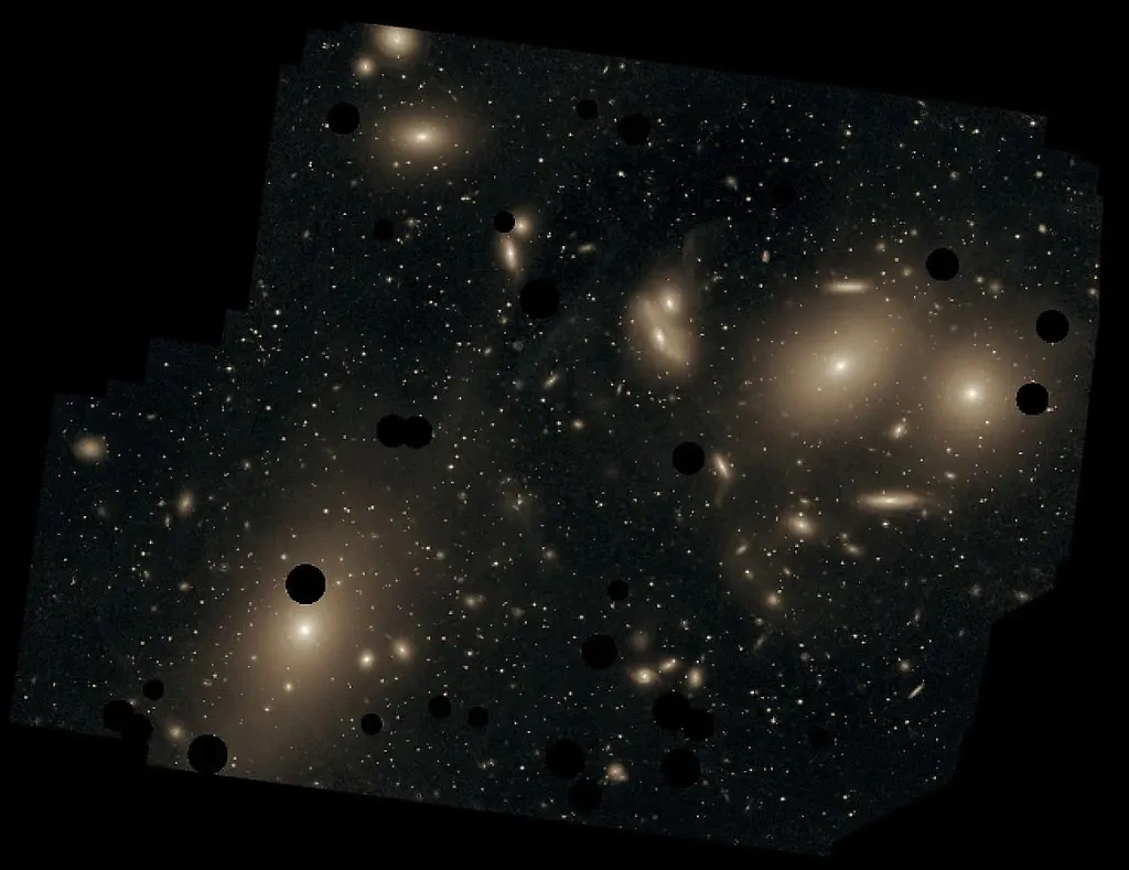 Галактическое скопление Девы (тёмные пятна — удалённые с изображения яркие звёзды переднего плана). Фото © Wikipedia / Chris Mihos