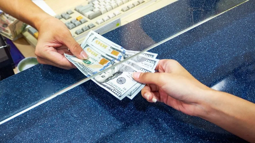 Кабмин поддерживает продление обязательной продажи валютной выручки до конца года. Обложка © Shutterstock