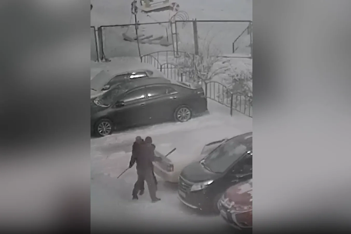В Приморском крае мужчина забил битой знакомого. Видео © t.me / Арсеньев АрсТВ Перевалов