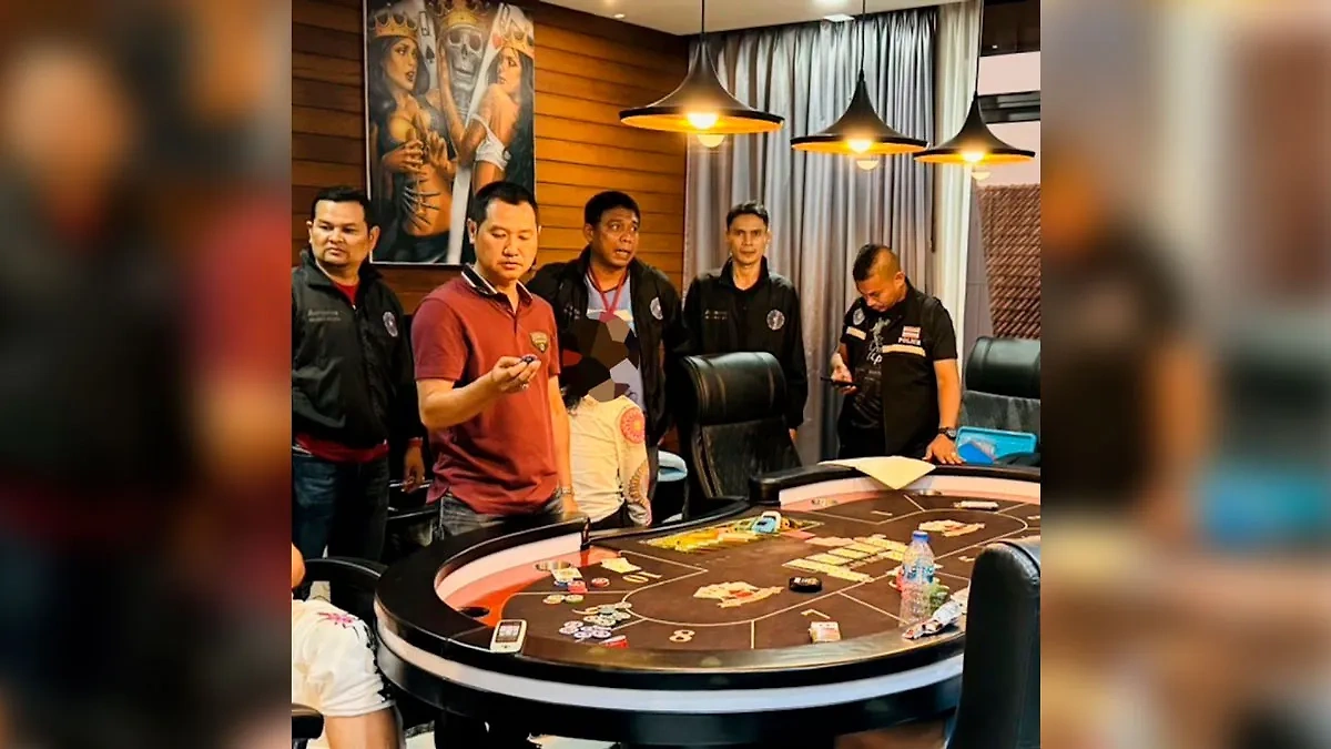 Тайские полицейские, задержавшие пятерых россиян за игру в покер и курение кальяна. Обложка © Region 8 Police