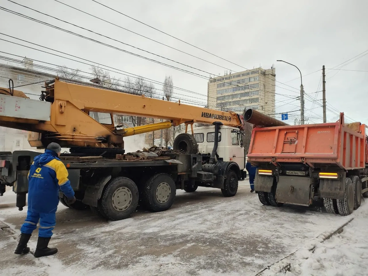 Работы на месте аварии в Воронеже. Обложка © Telegram / Управление ЖКХ Воронеж