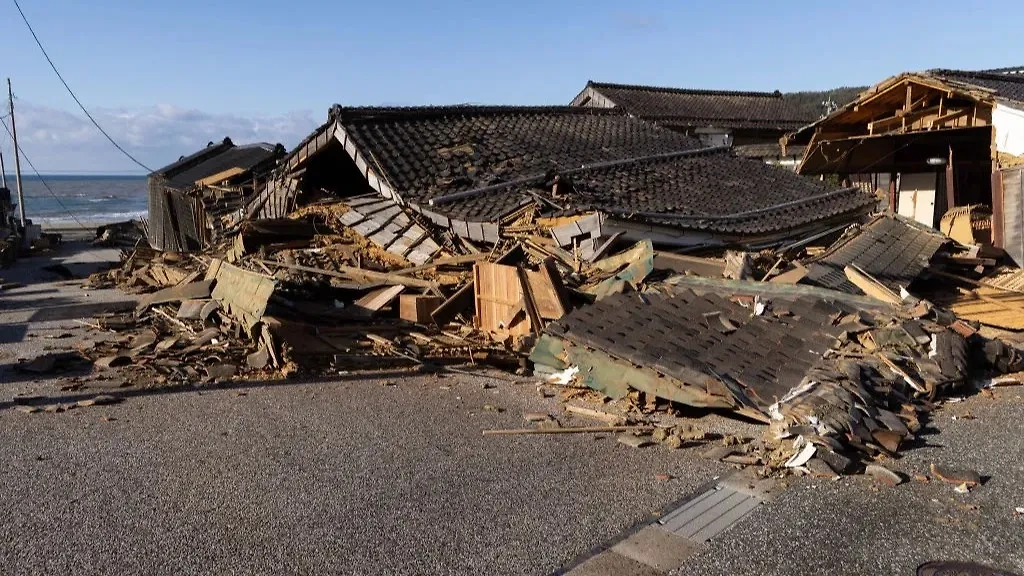 Последствия разрушительного землетрясения в Японии 1 января. Обложка © Getty Images / Photo by Buddhika Weerasinghe