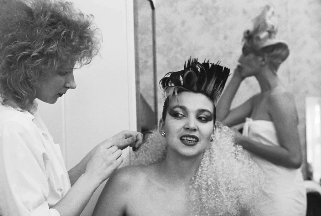 Женская причёска из 90-х считалось некрасивой, если на голове не было дополнительного украшения. Фото © ТАСС / Владимир Веленгурин
