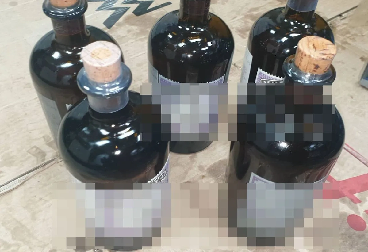 Найденный на судне из Южной Кореи контрабандный алкоголь. Фото © Предоставлено Лайфу