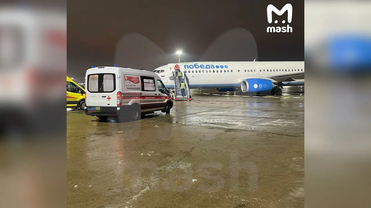 Самолёт экстренно сел во Внуково из-за потерявшей сознание пассажирки. Обложка © T.me / Mash