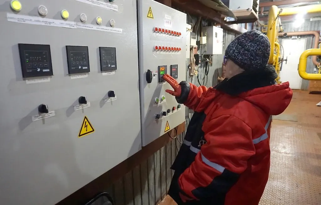 Оператор управляет режимом отопления в газовой котельной. Фото © ТАСС / Александр Артёменков