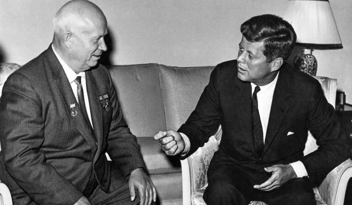 Это в определённой степени напоминает Карибский кризис между Советским Союзом и США в 1962 году. Н. С. Хрущёв и Джон Кеннеди. Фото © Wikipedia