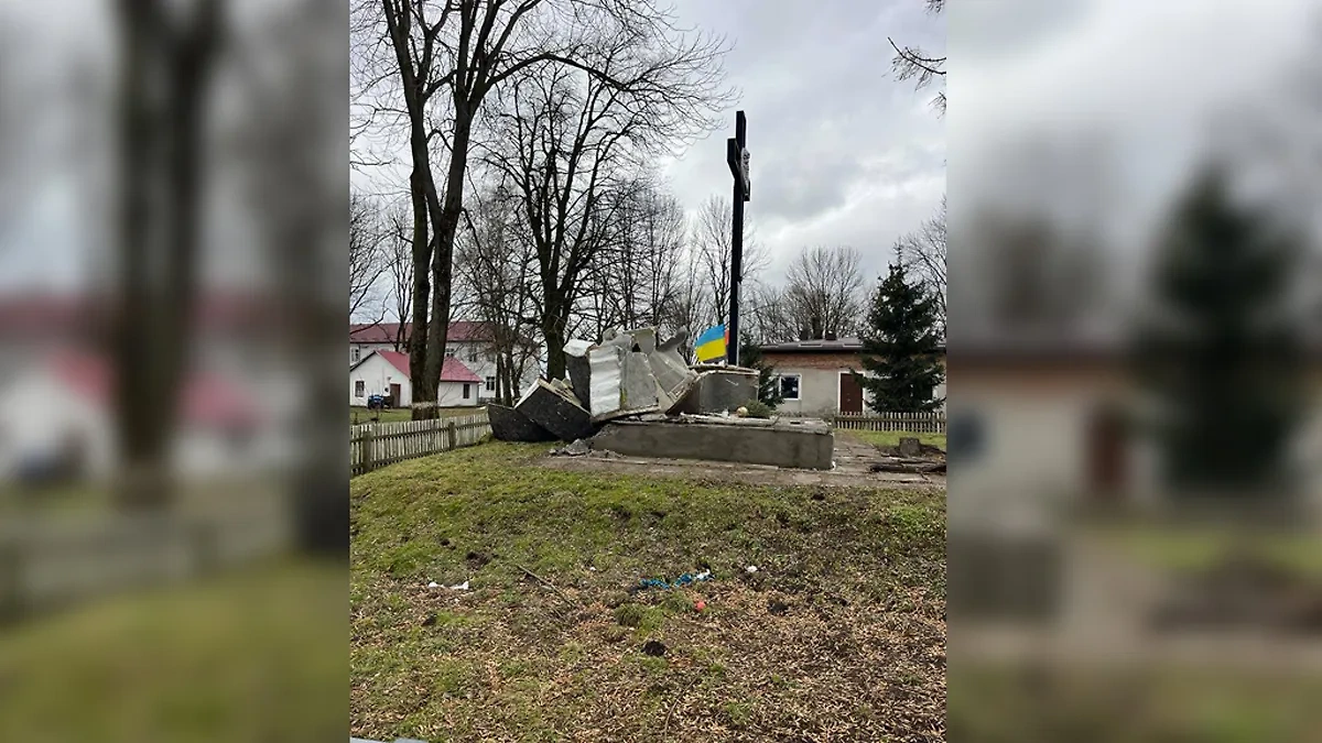 Во Львовской области Украины снесли последний советский памятник. Фото © Телеграм-канал Максим Козицький / Львівська ОВА (ОДА)