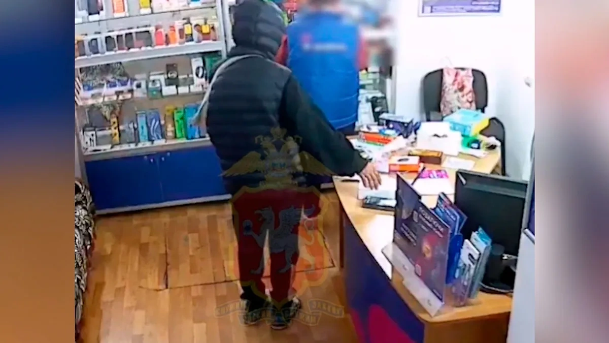 Мужчина украл телефон в магазине в Алуште, спрятав его в гипс. Обложка © t.me / МВД Крым