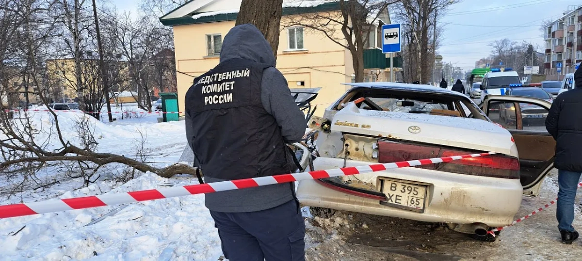 Легковушка, влетевшая в остановку с людьми в Южно-Сахалинске. Обложка © t.me / СУ СК России по Сахалинской области