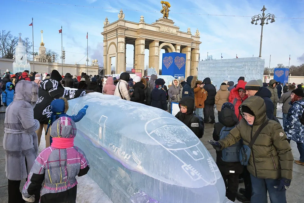 Посетители выставки "Россия" в Москве. Фото © Евгений Биятов / Фотохост-агентство РИА "Новости"